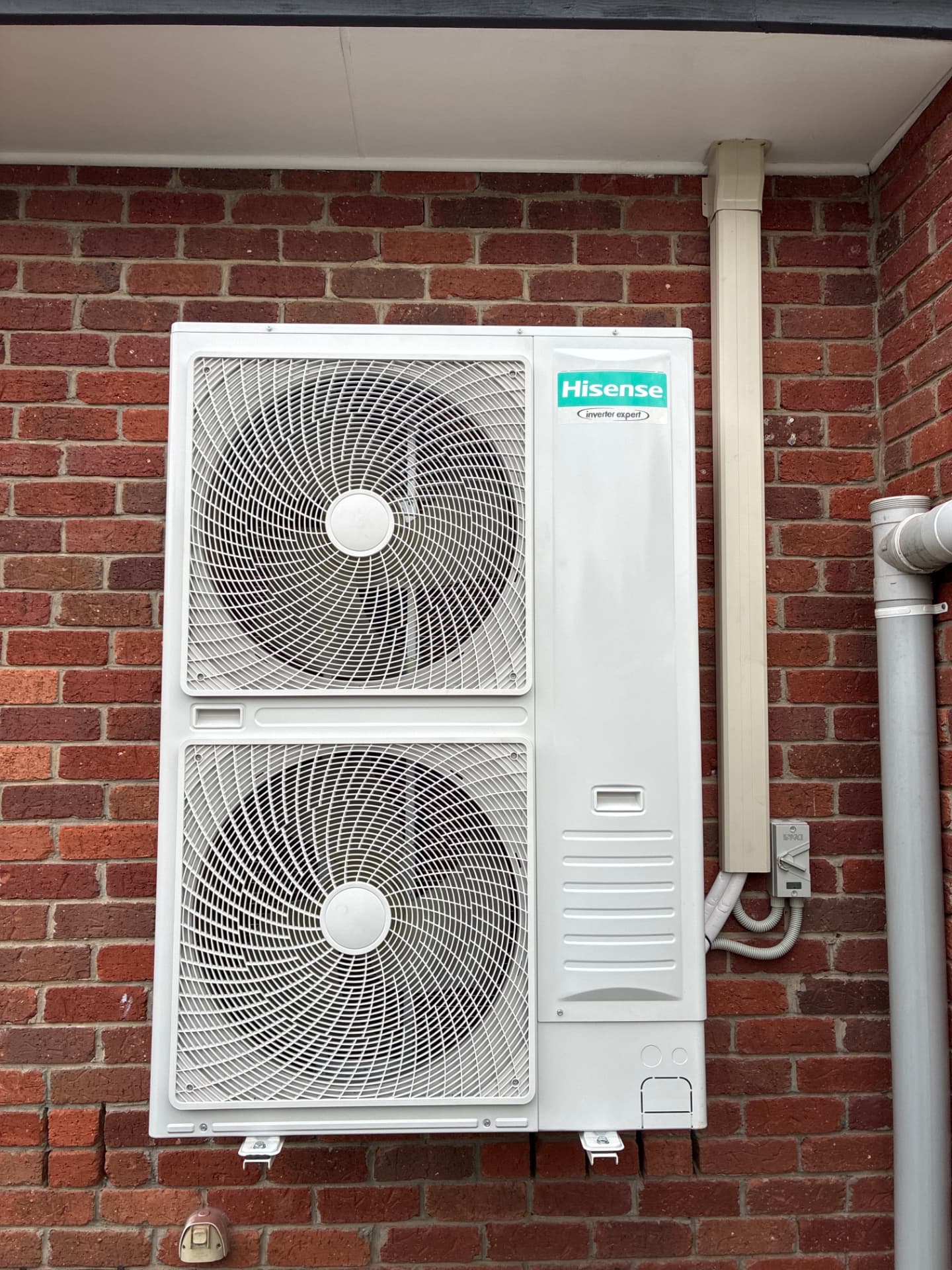 Wall-mounted unit with tidy cabling