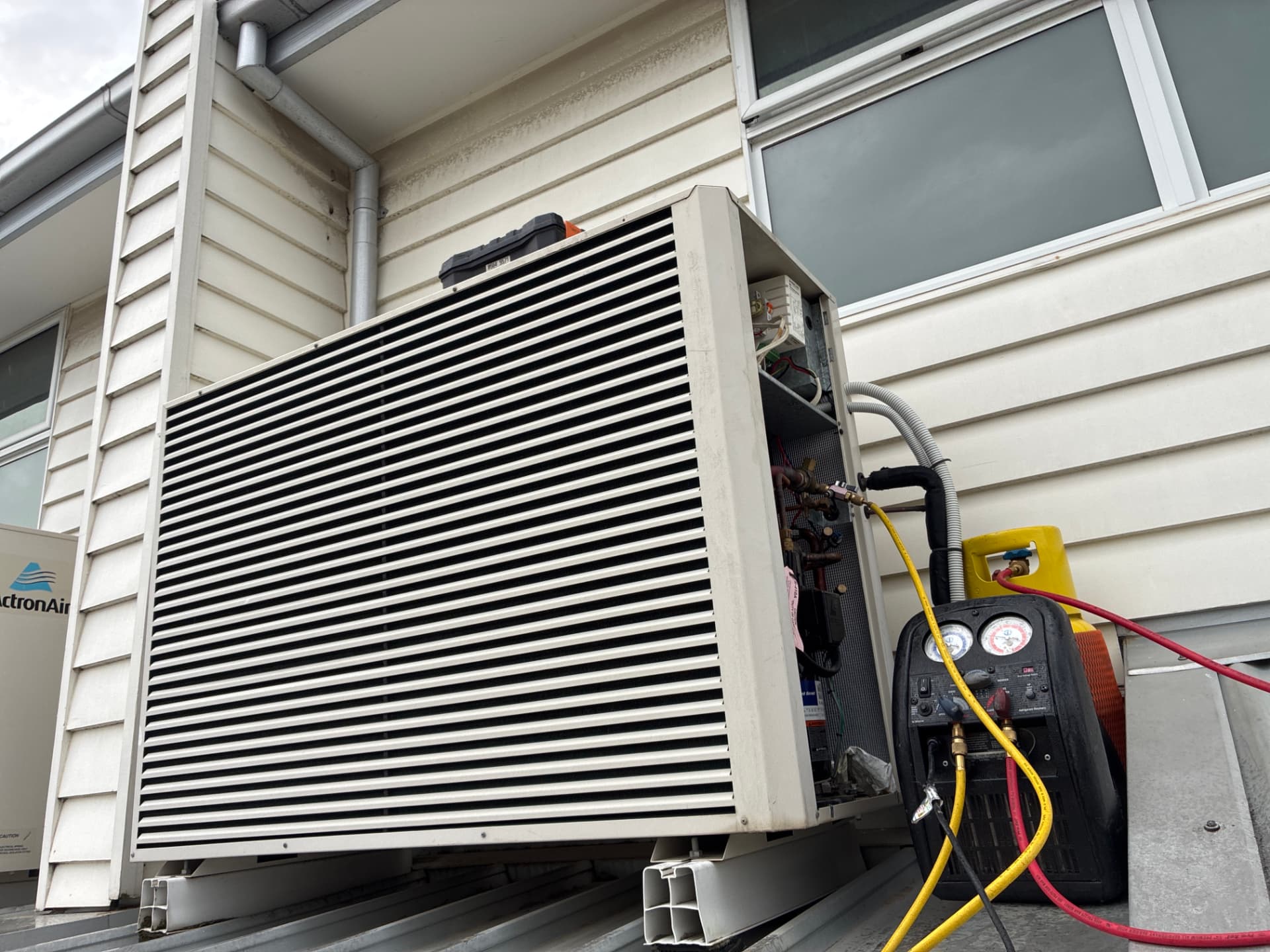 Safe refrigerant recovery on decommissioning